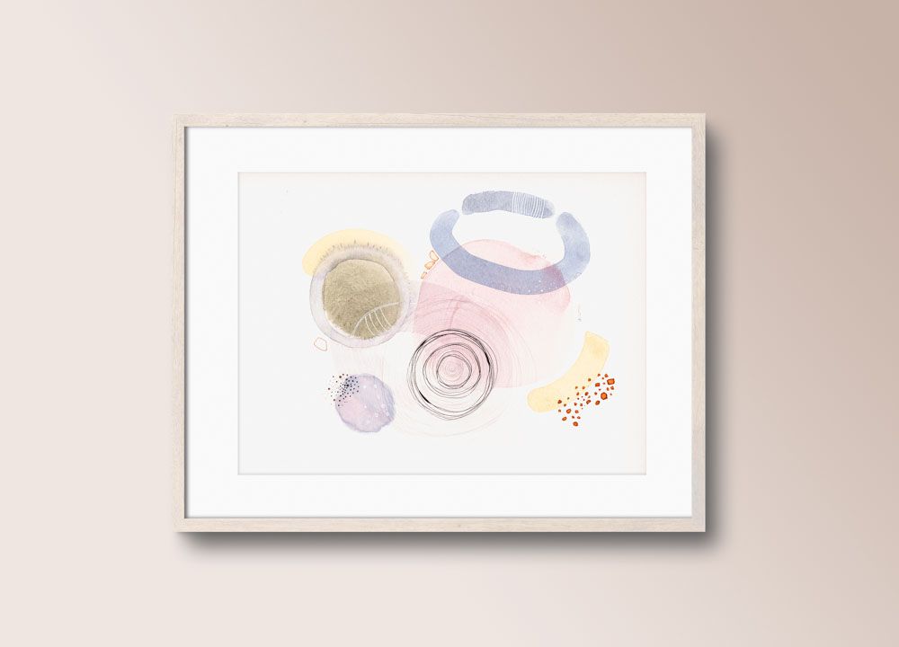 Acuarela abstracta moderna original con colores azules, burdeos y tostados titulada "Café" de emegrande en un marco de madera colgado en una pared