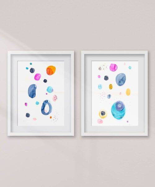 conjunto de 2 acuarelas abstractas modernas originales con colores azules naranjas y rosas titulada "Vivid" de emegrande. Con marcos en una pared.