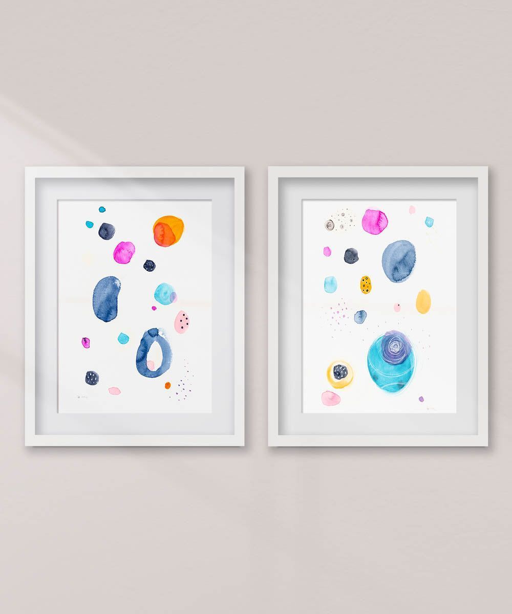 conjunto de 2 acuarelas abstractas modernas originales con colores azules naranjas y rosas titulada "Vivid" de emegrande. Con marcos en una pared.