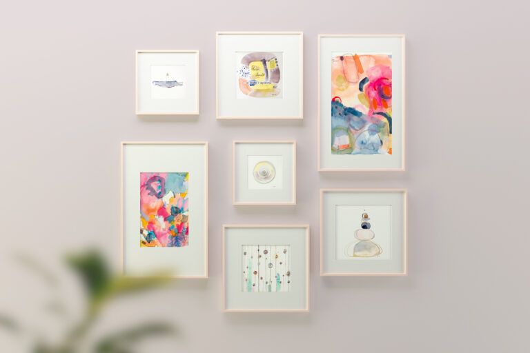 Conjunto de acuarelas abstractas colgadas en un pared