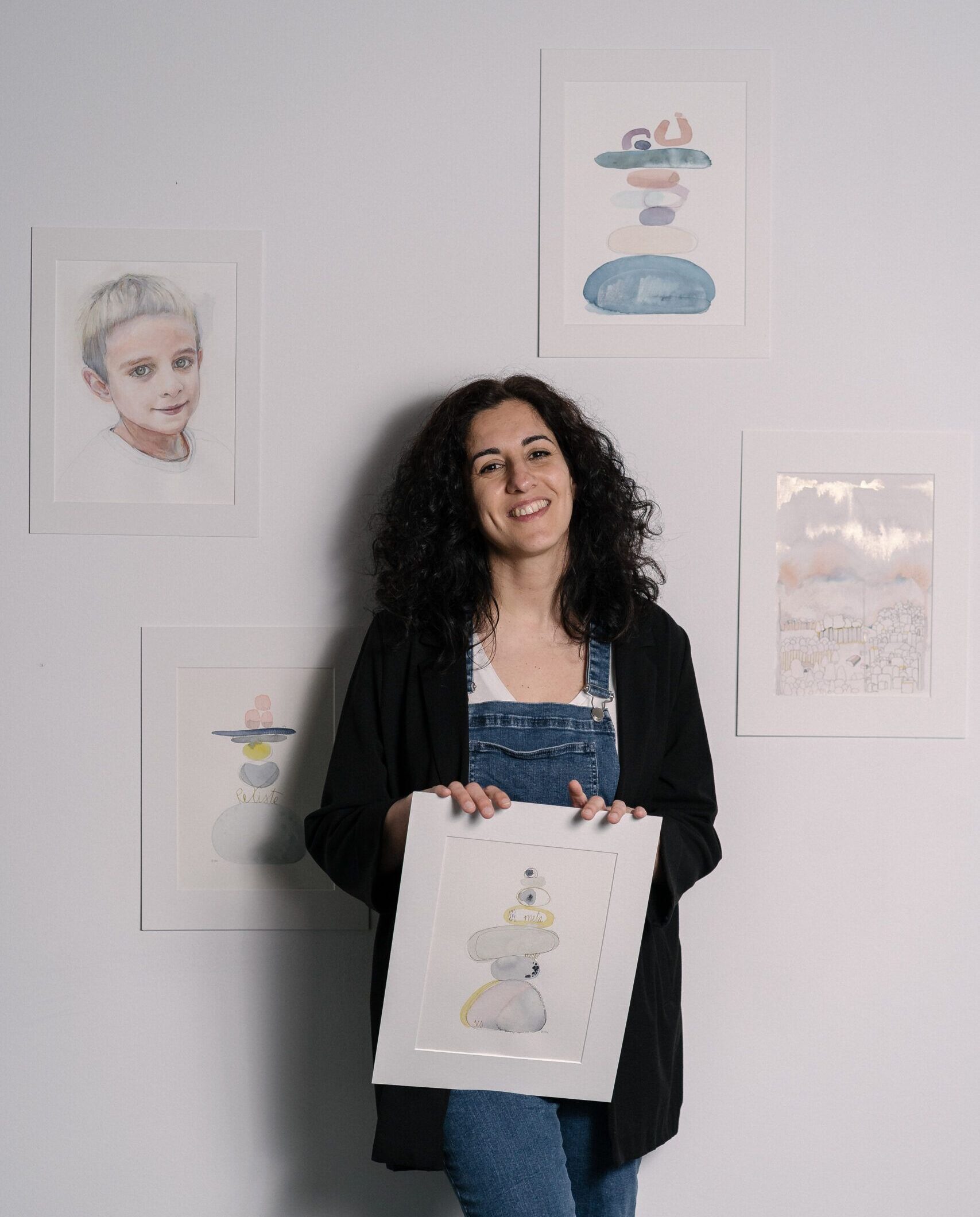 Pintora emegrande en su estudio en Burgos