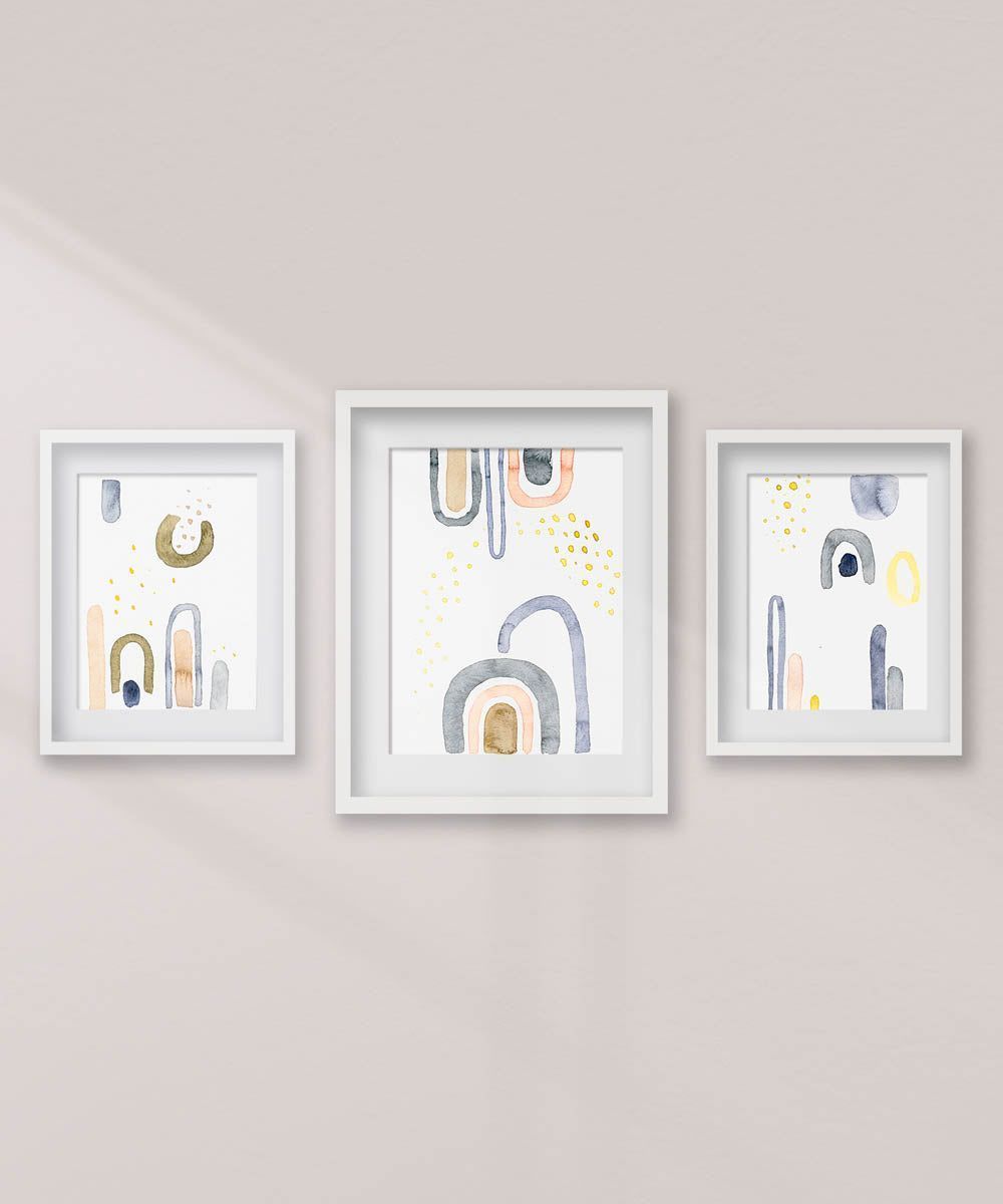 Conjunto formado por 3 Acuarelas abstractas modernas y originales, con colores neutros en gama de verdes, azules y tostados, colgadas sobre pared, enmarcadas, titulada "Arcos III" de emegrande.